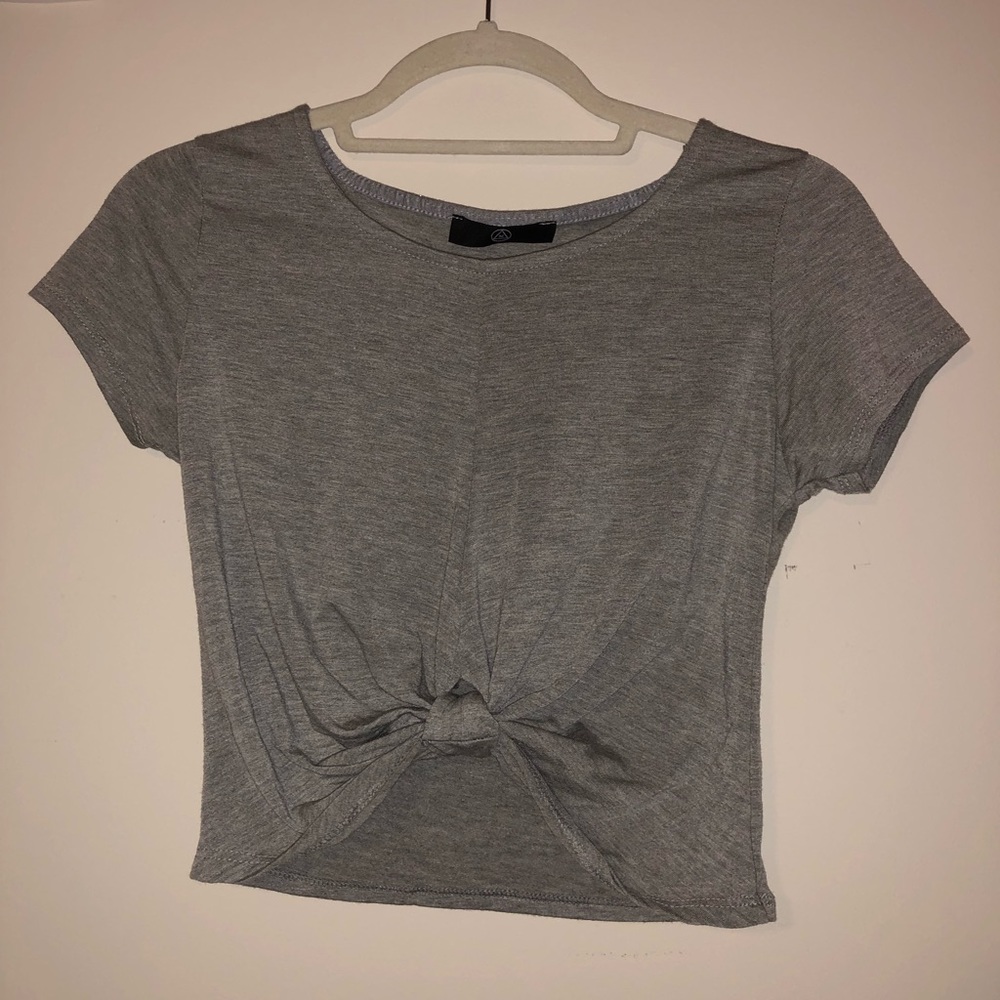 Gray crop top wit knot